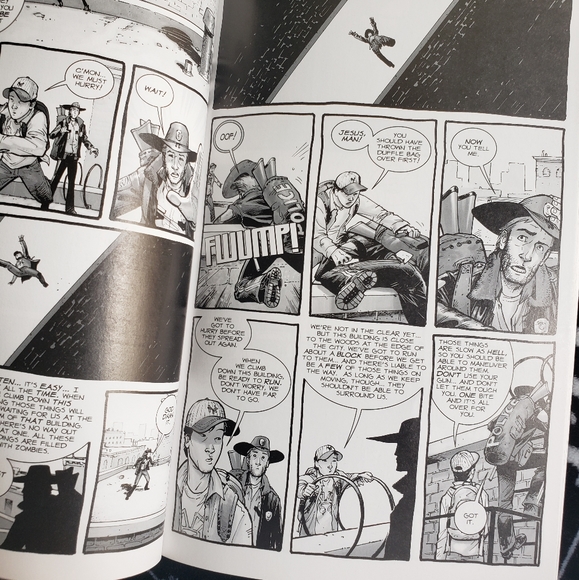 the walking dead volume 1 & 2 - Picture 2 of 4